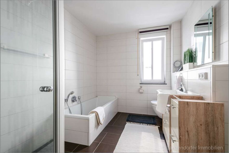 Modernes Wannen-/ Duschbad