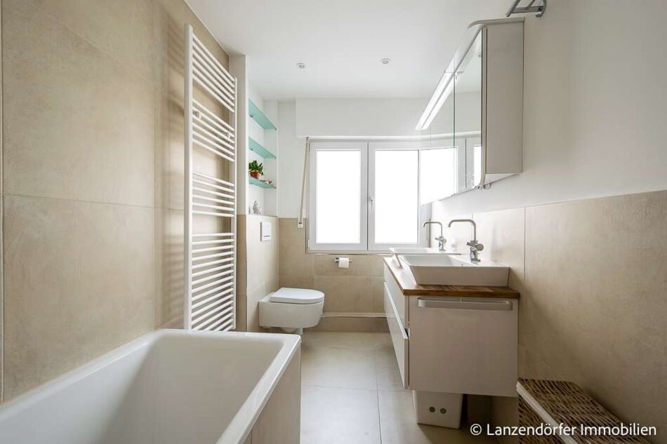 Modernes Wannenbad