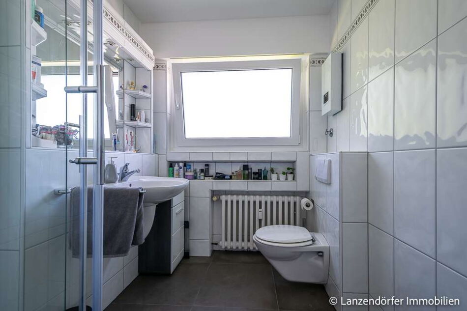 Modernes Tageslichtduschbad